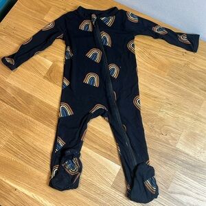 💚 5 for $20/ Kyte Baby midnight rainbow footie pajamas